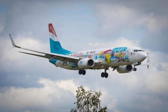 eabzwr a luxair boeing 737 8c9 painted by graffiti artist sumo 20240216164302