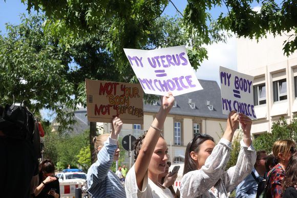 e10594 lokal demo abtreibung vor der amerikanischen botschaft foto anouk antonyluxemburger wort 20240627160443