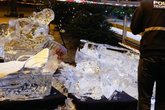 1wx76z aftermath of fatal 2019 ice sculpture collapse anouk antony 20231027155019