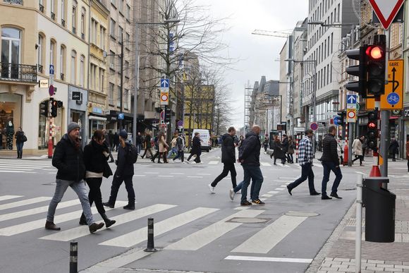 nixehw people making their way to work in the gare area of luxembourg city 20231213063057