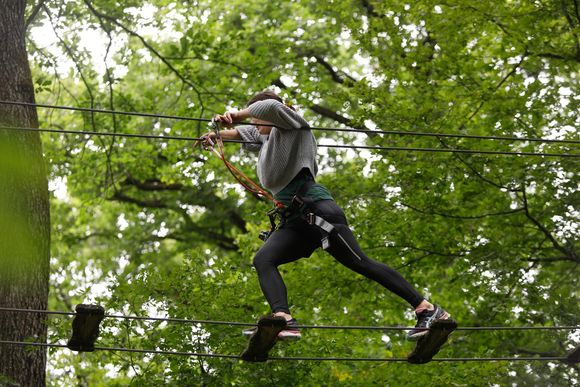 e1ntyh le parc leh offre la possibilite de grimper a travers les branches et ce jusqua 17 metres de hauteur 20240325101558