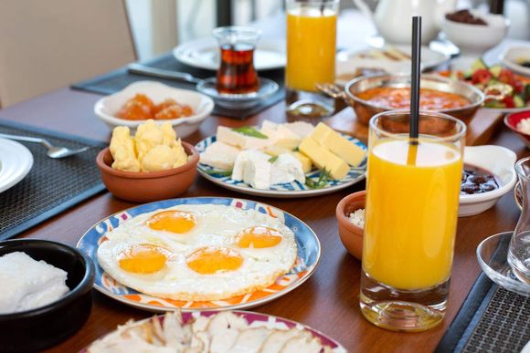 pj3j2i front view breakfast table with eggs buns cheese fresh juice restaurant during daytime food meal breakfast brunch 20231027123845