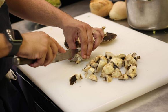 oz7xym worker at benu village restaurant chops mushrooms unwanted by supermarkets anouk antony 20231120111328