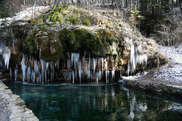 27lz1e kalktuffquell waterfall frozen into giant icicles 20231208152250