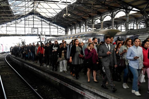 h67z2g commuters at saint lazare station in paris 20240216130824