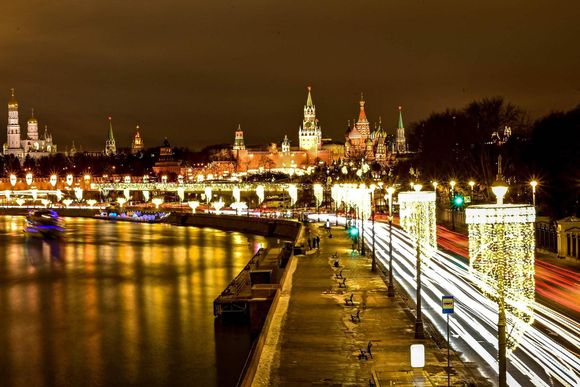ofq2uc the moskva river embankment and the kremlin on the background in central moscow 20240429113557