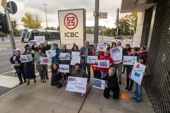 od1z16 concerned citizens pushed for luxembourg to look closer at the human rights behaviour of the companies it lets into the country protested outside the offices of chinese bank icbc in the nations capit 20240129174209