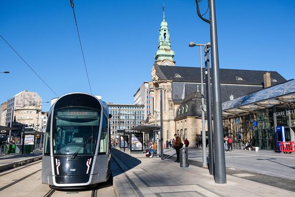 z499t5 les policiers ont mis la main sur deux trafiquants de drogue presumes aux abords de la gare centrale 20240705162059