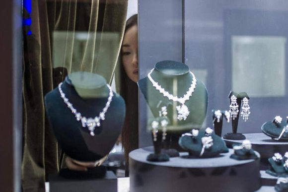 yy1hxm woman looking at diamond display lt archives 20231114115231