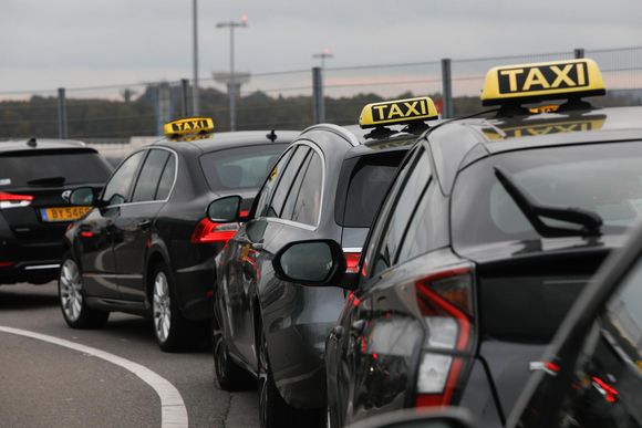 u3b5it taxis line up near luxembourg airport 20240522123012