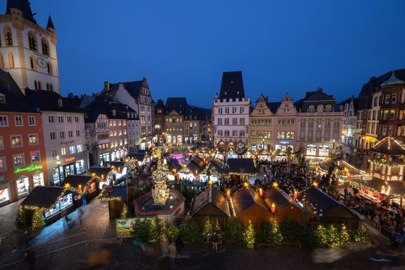 bzpw6p hauptmarkt hosts a christmas market in winter 20240325113841