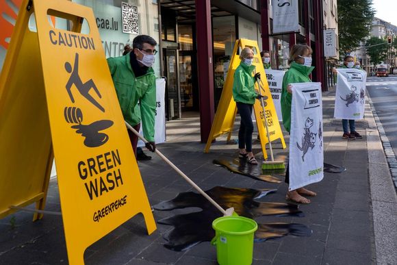 kjt8yk demonstrators in front of fdcs headquarters photo greenpeace 20231026105919